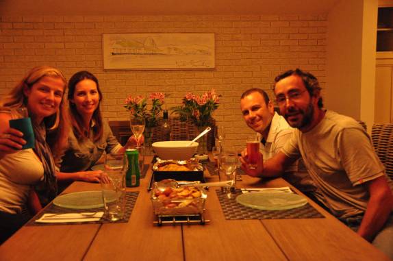 Recebidos pelo Alê e pela Dani com delicioso jantar em sua casa em Markham, subúrbio de Toronto, no Canadá